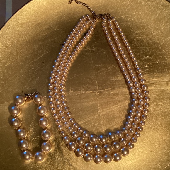 Jewelry - Elegant Off White Pearl Necklace and Bracelet Set